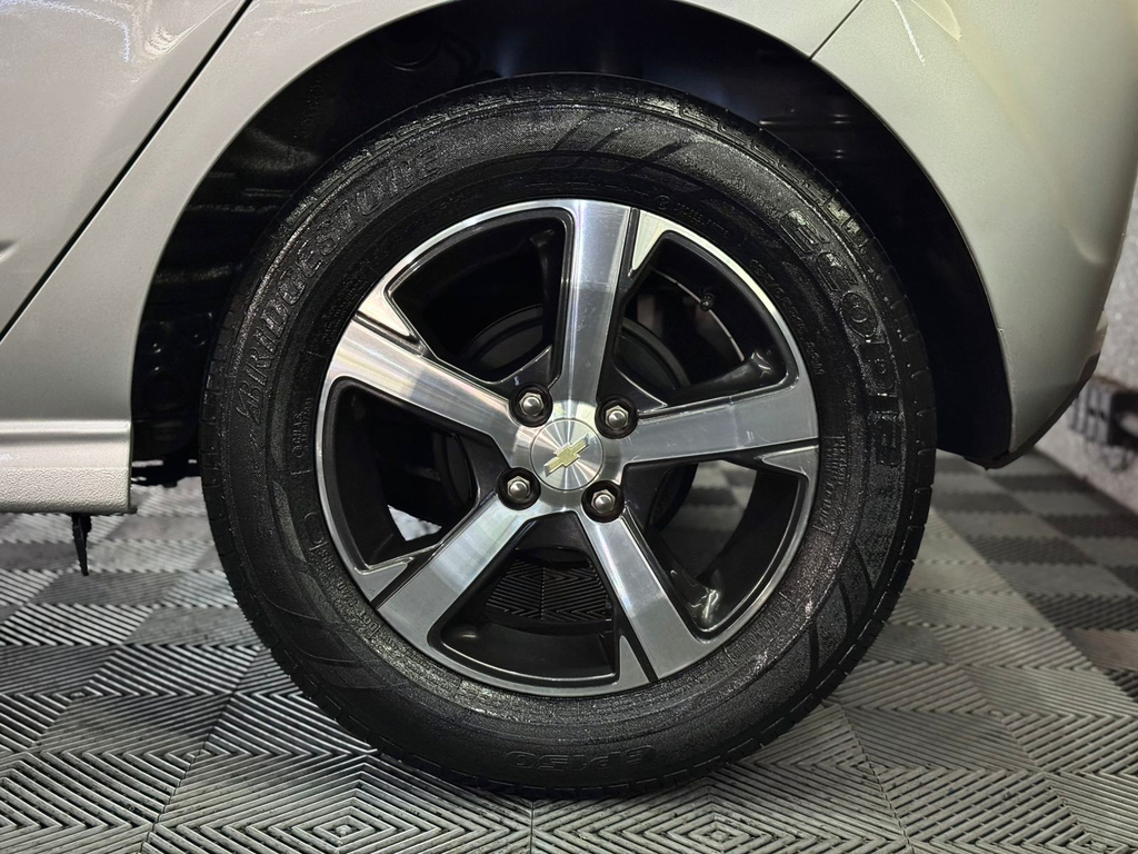 Chevrolet Onix Prata