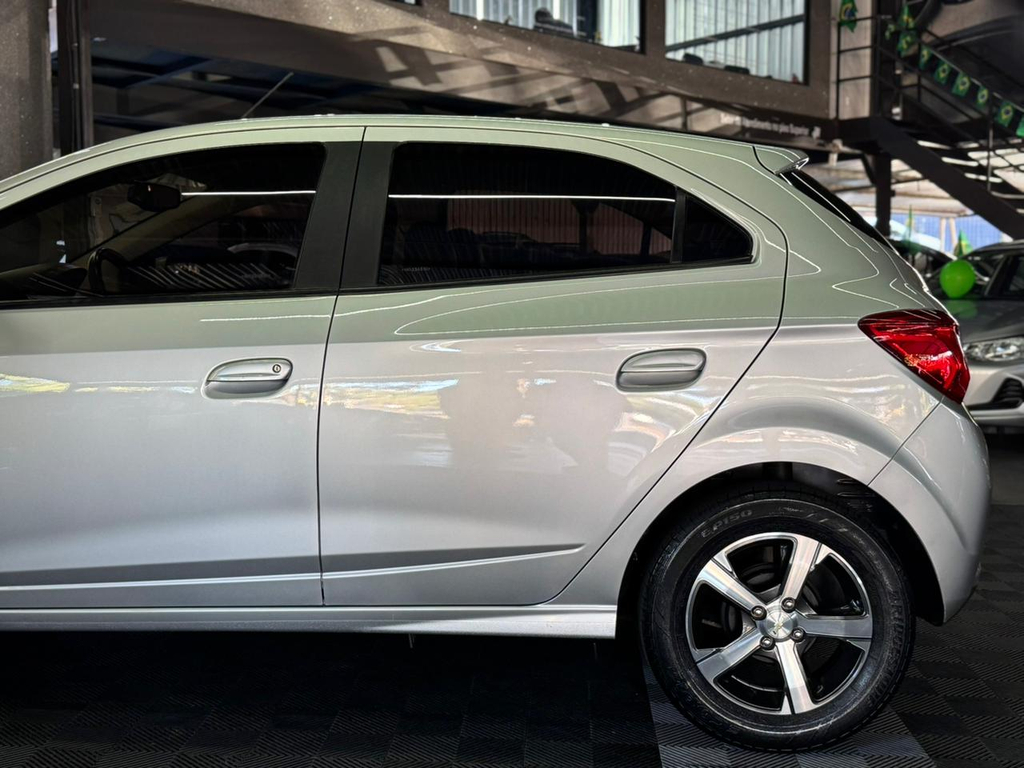 Chevrolet Onix Prata