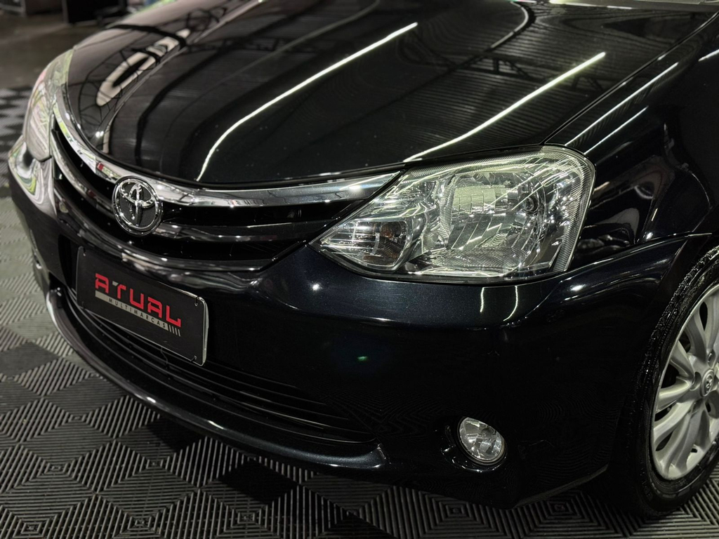 Toyota Etios Hatch Preto
