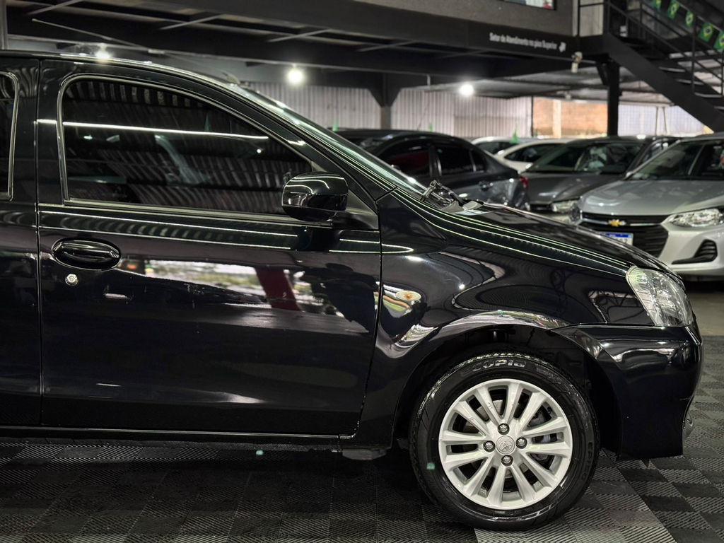 Toyota Etios Hatch Preto