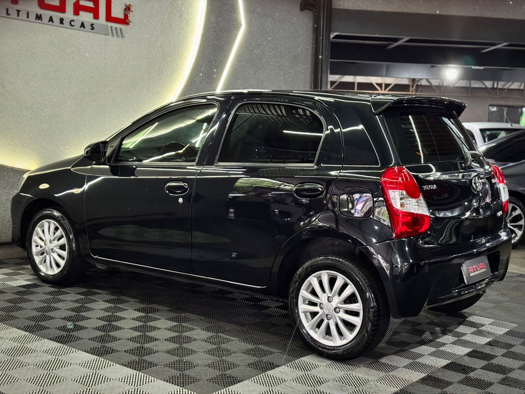 Toyota Etios Hatch Preto