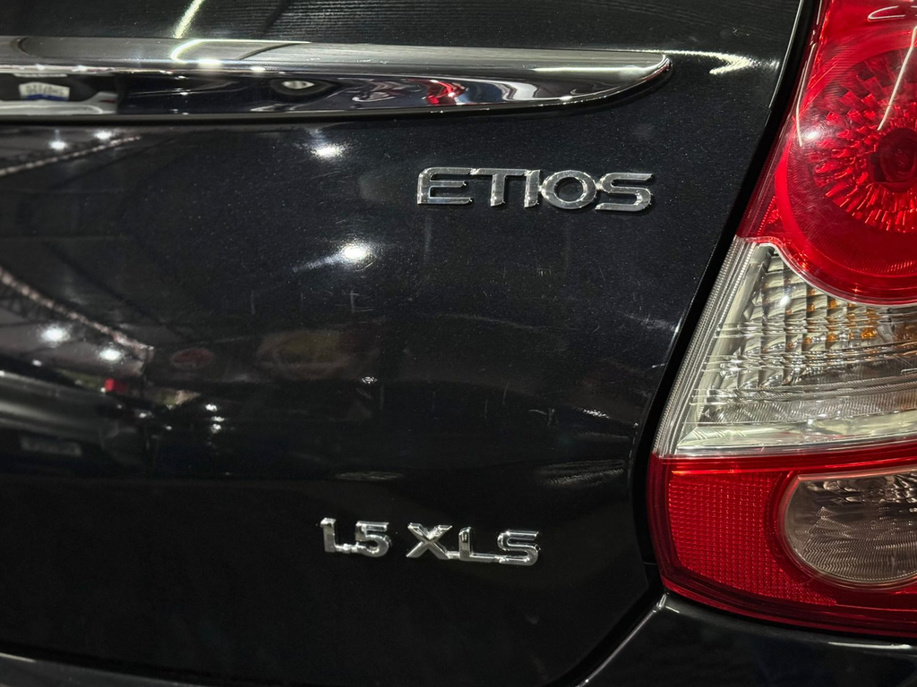 Toyota Etios Hatch Preto