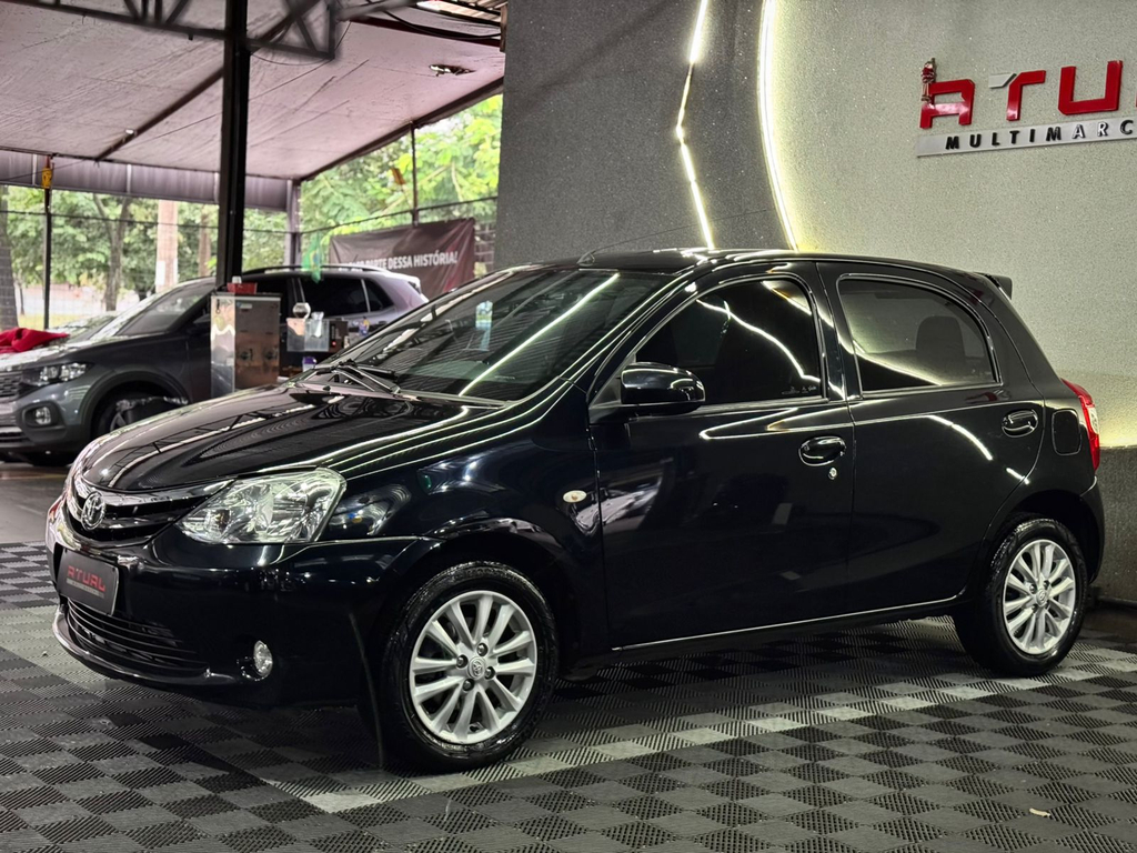 Toyota Etios Hatch Preto