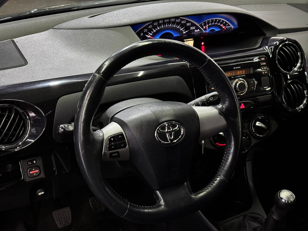 Toyota Etios Hatch Preto