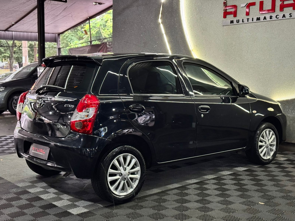 Toyota Etios Hatch Preto