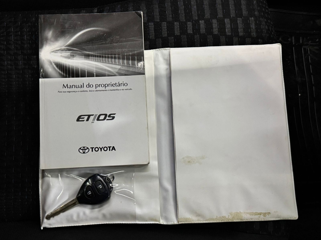 Toyota Etios Hatch Preto