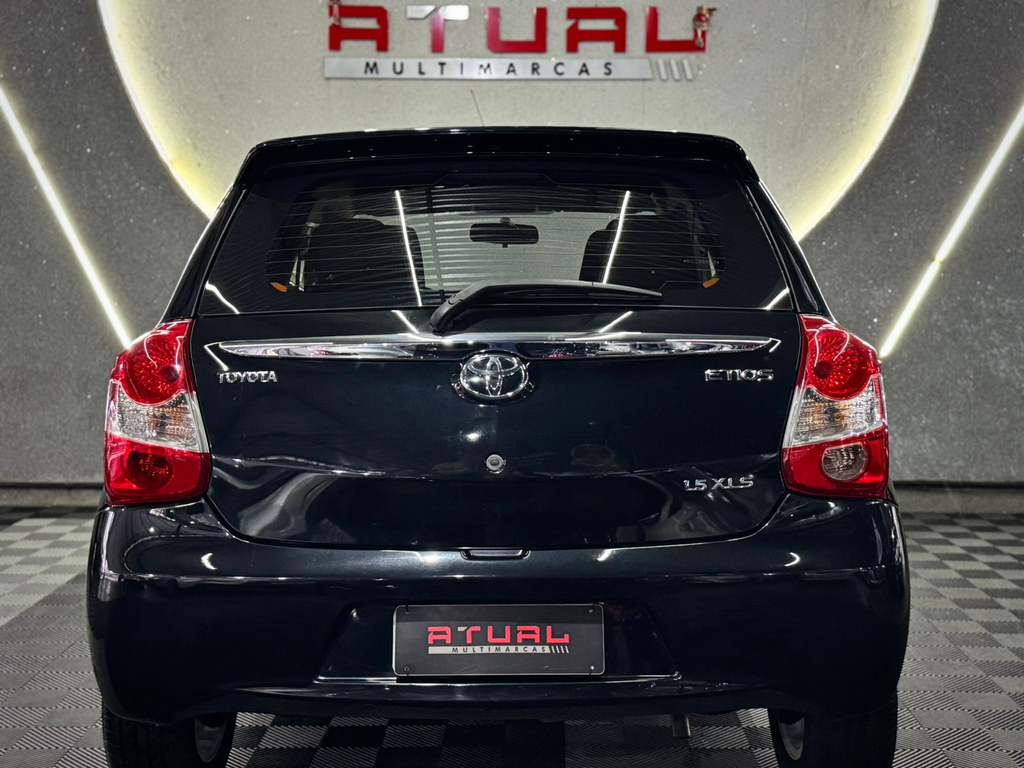 Toyota Etios Hatch Preto