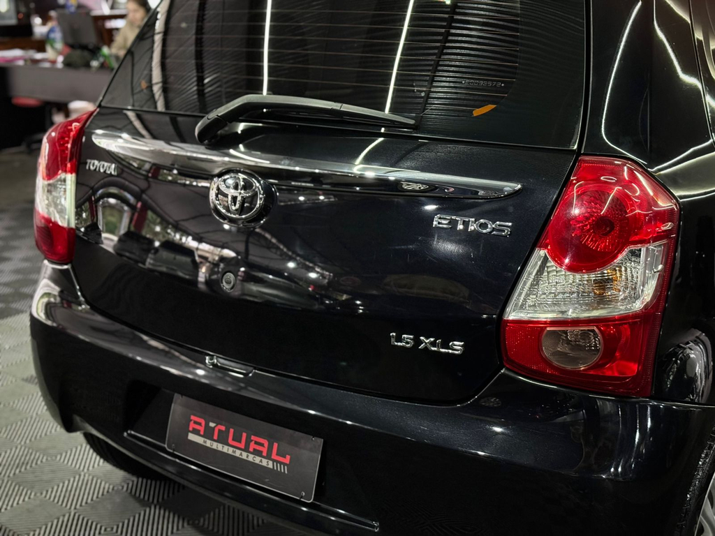 Toyota Etios Hatch Preto