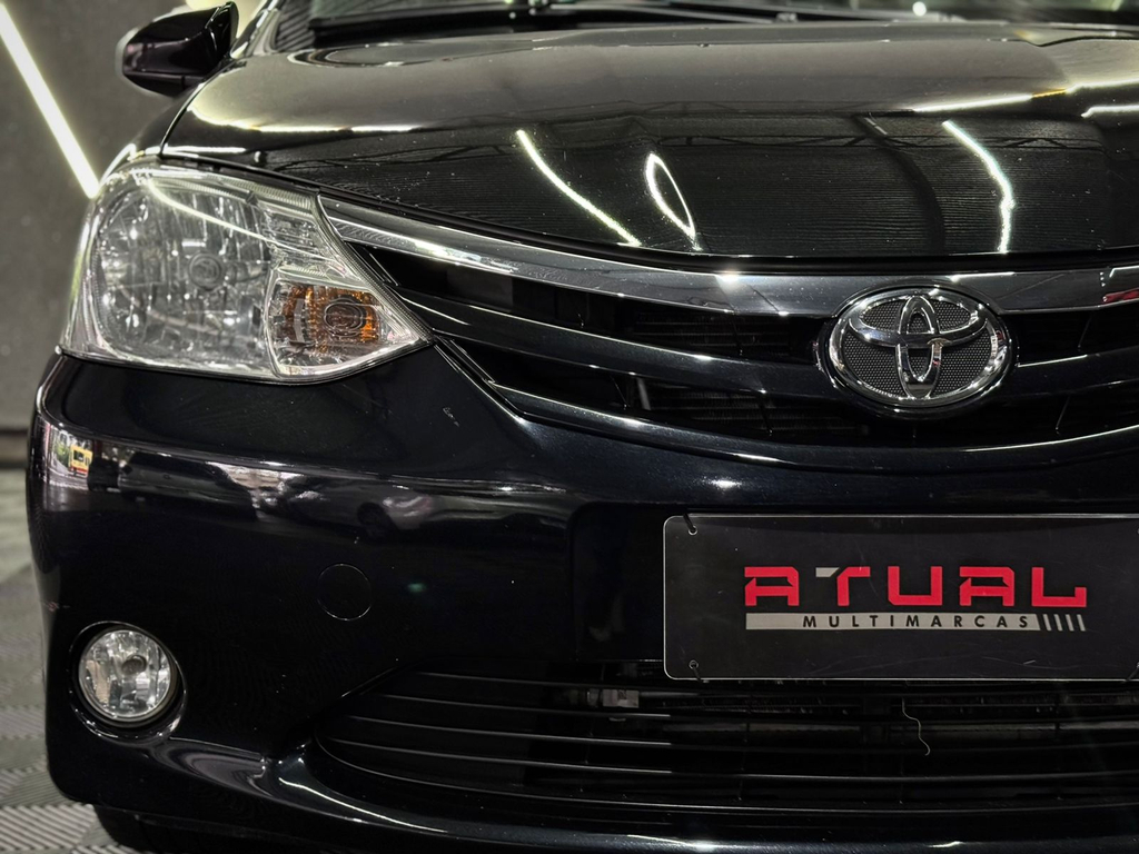 Toyota Etios Hatch Preto