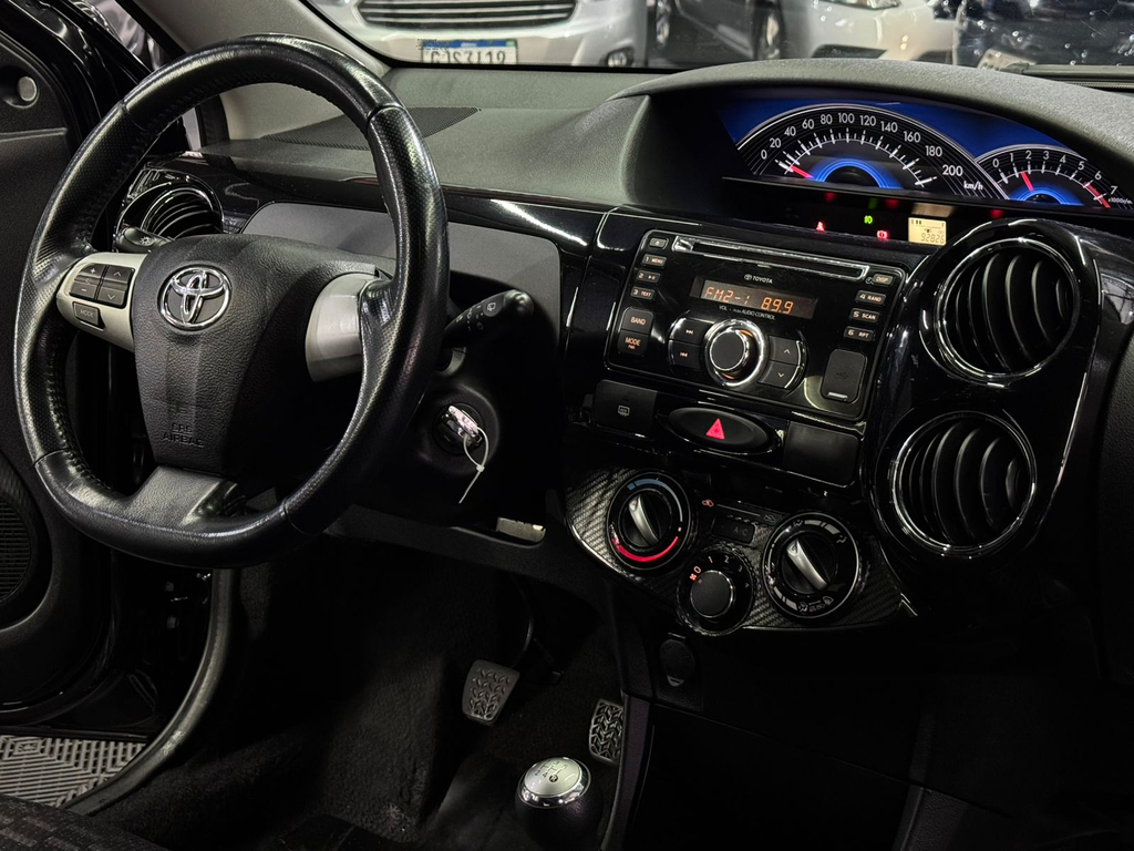 Toyota Etios Hatch Preto