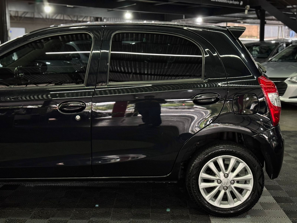 Toyota Etios Hatch Preto