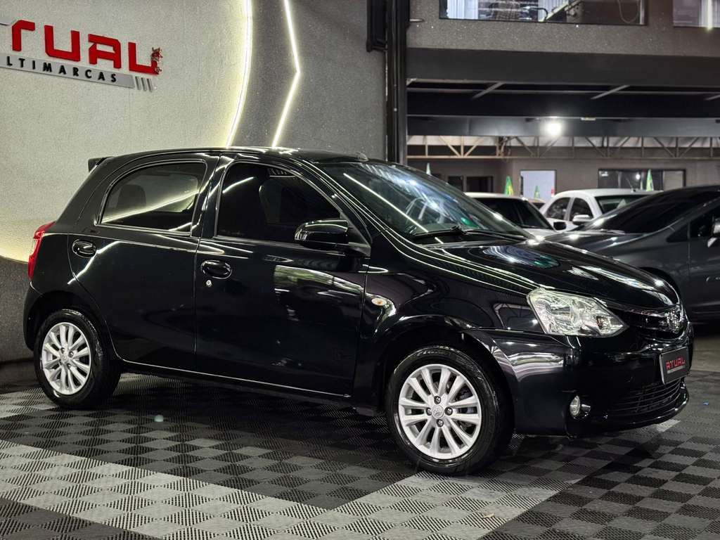 Toyota Etios Hatch Preto