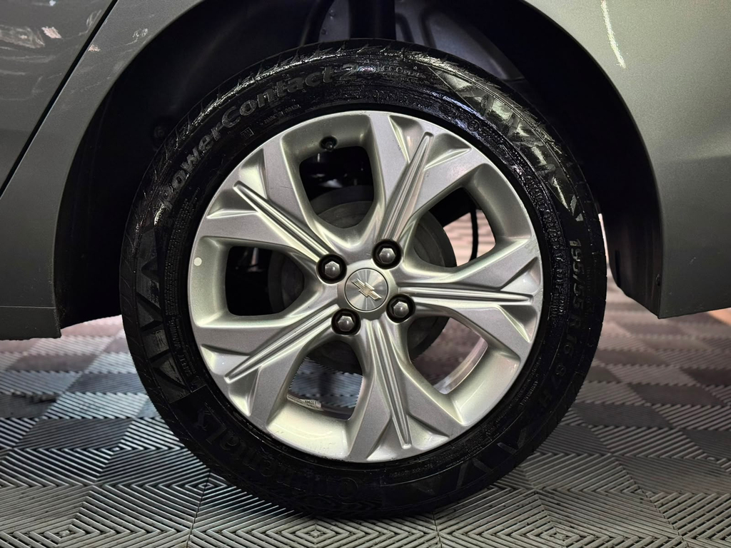 Chevrolet Onix Sedan Prata