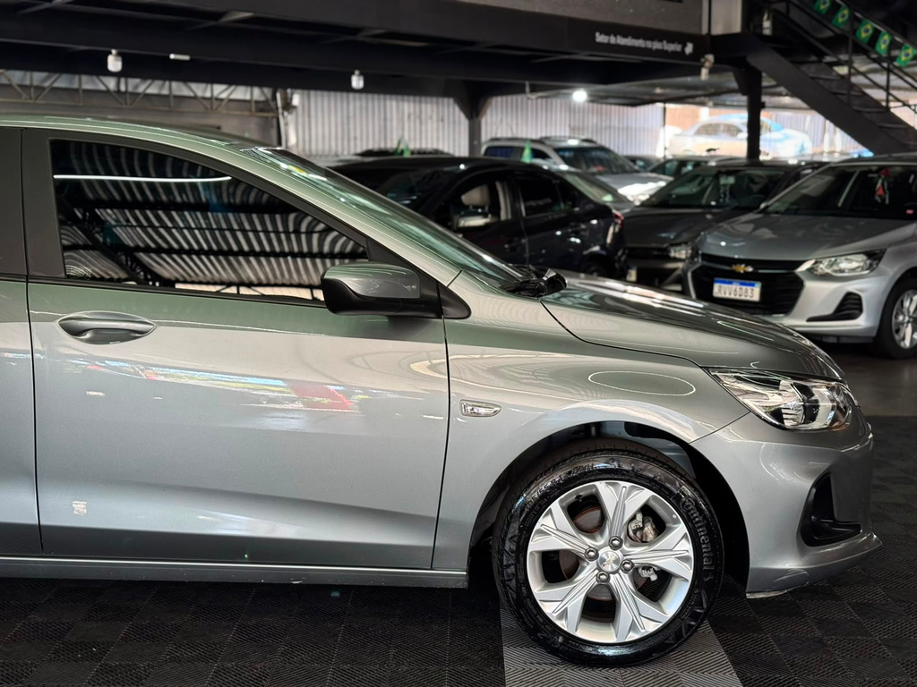 Chevrolet Onix Sedan Prata