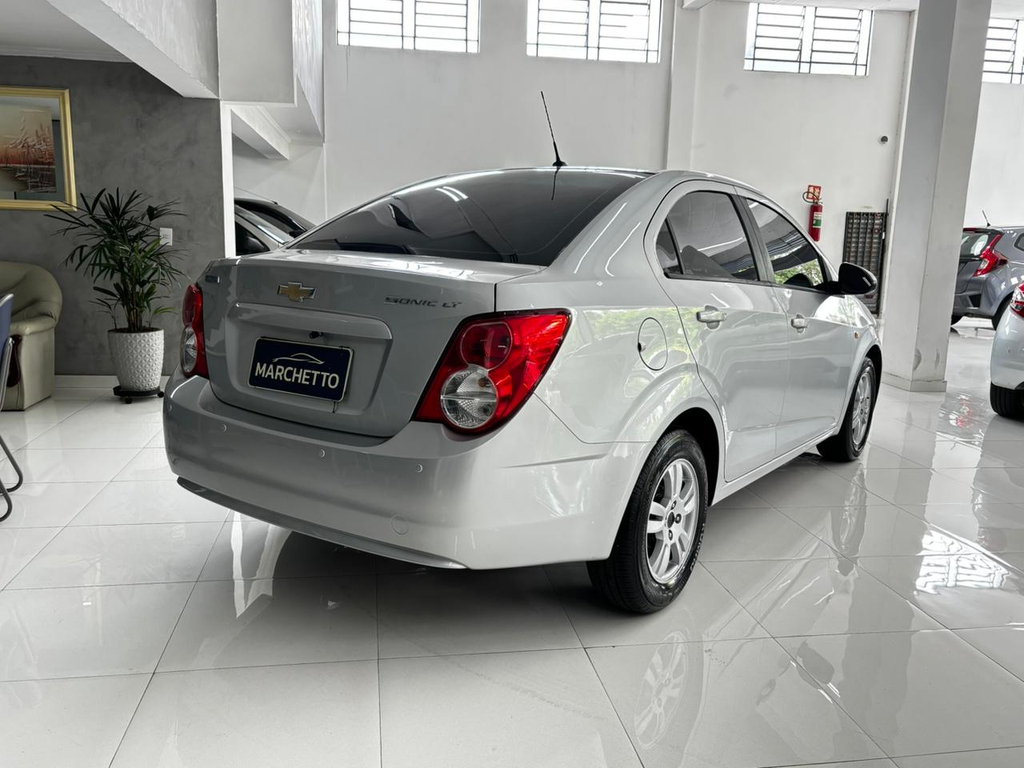 Chevrolet Sonic Sedan Prata
