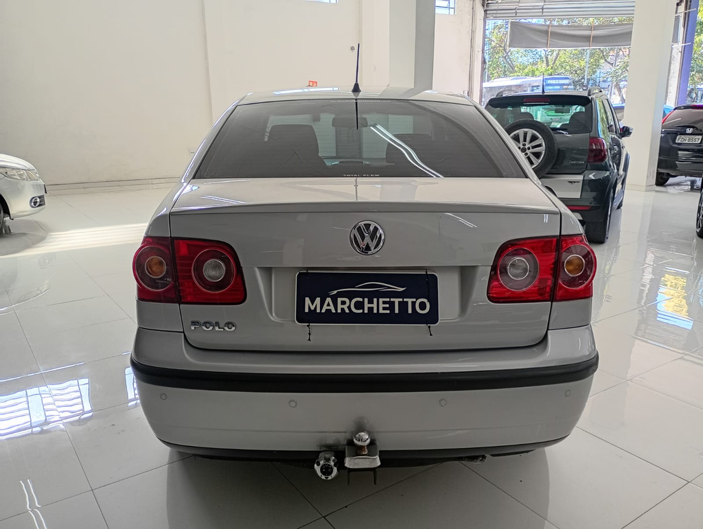 Volkswagen Polo Sedan Prata