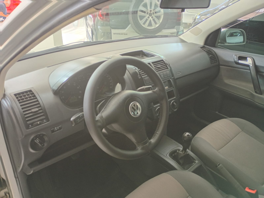 Volkswagen Polo Sedan Prata