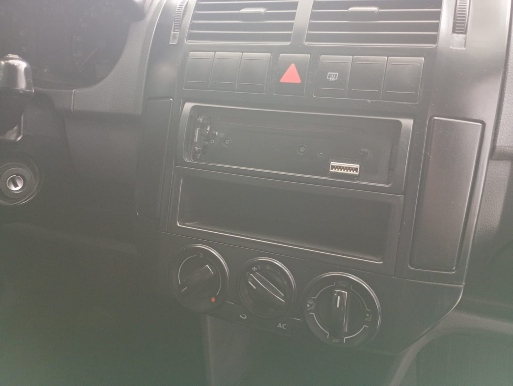 Volkswagen Polo Sedan Prata