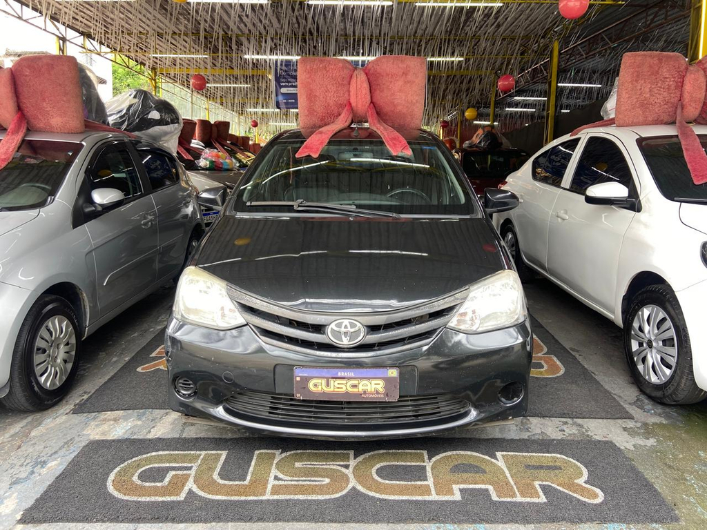 Toyota ETIOS Preto