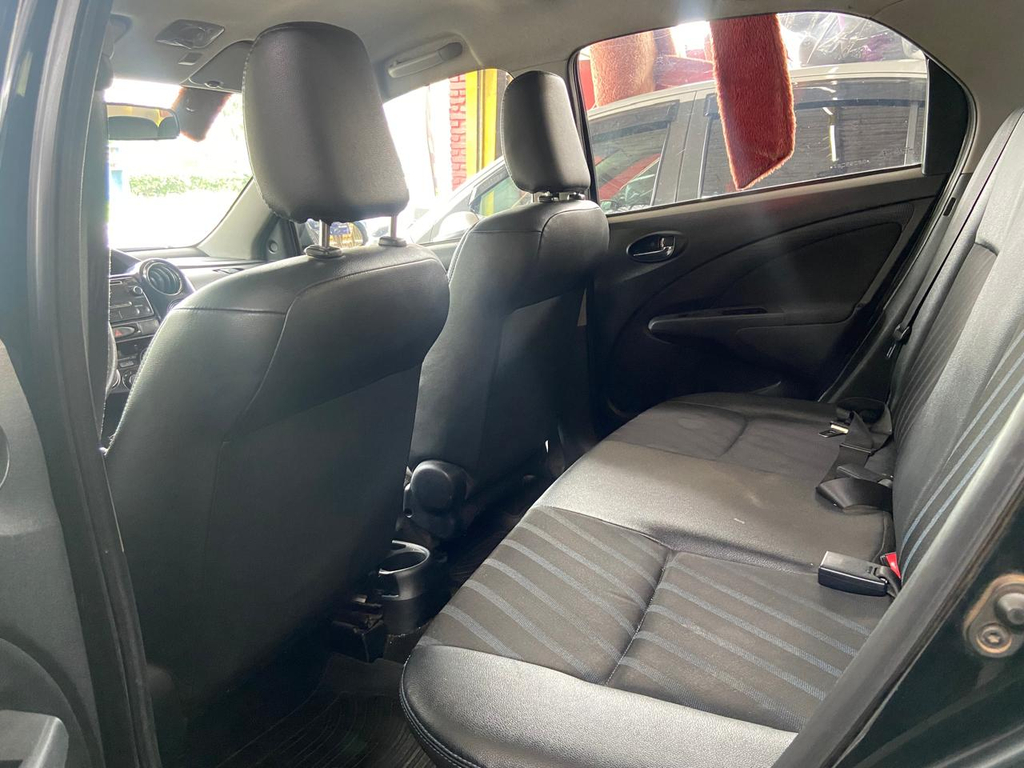 Toyota ETIOS Preto