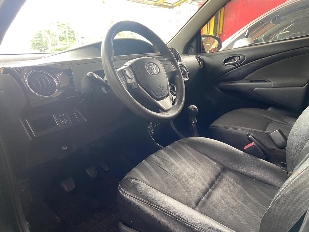 Toyota ETIOS Preto