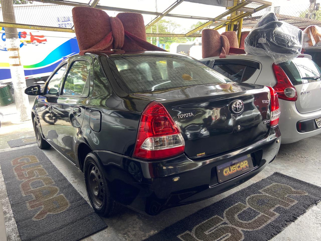 Toyota ETIOS Preto
