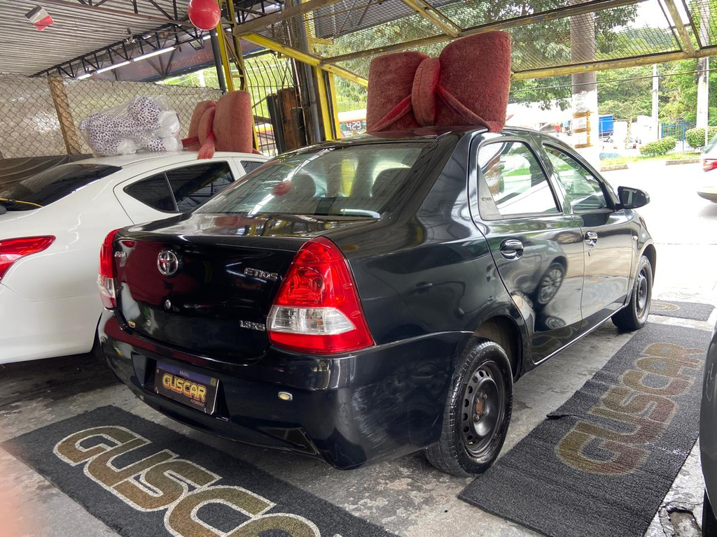 Toyota ETIOS Preto