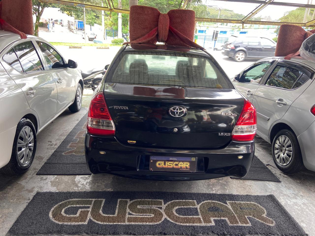 Toyota ETIOS Preto