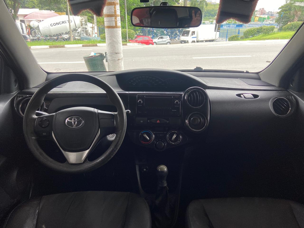Toyota ETIOS Preto