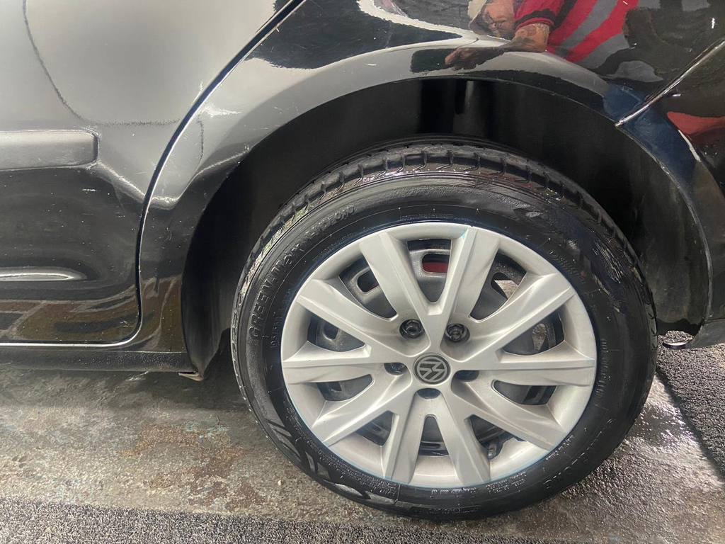 Volkswagen Polo Sedan Preto