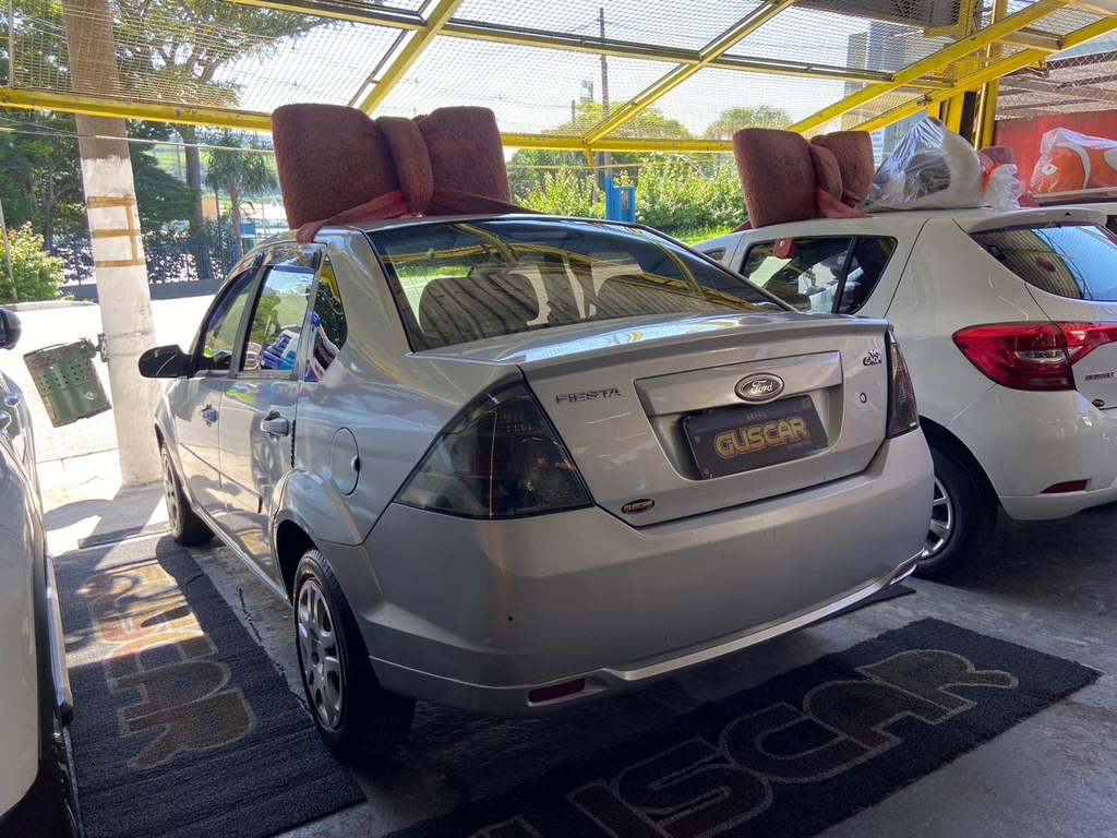 Ford Fiesta Sedan Prata