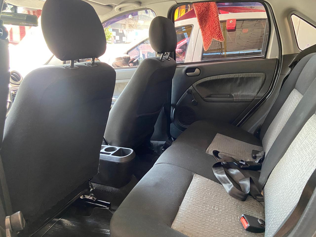 Ford Fiesta Sedan Prata