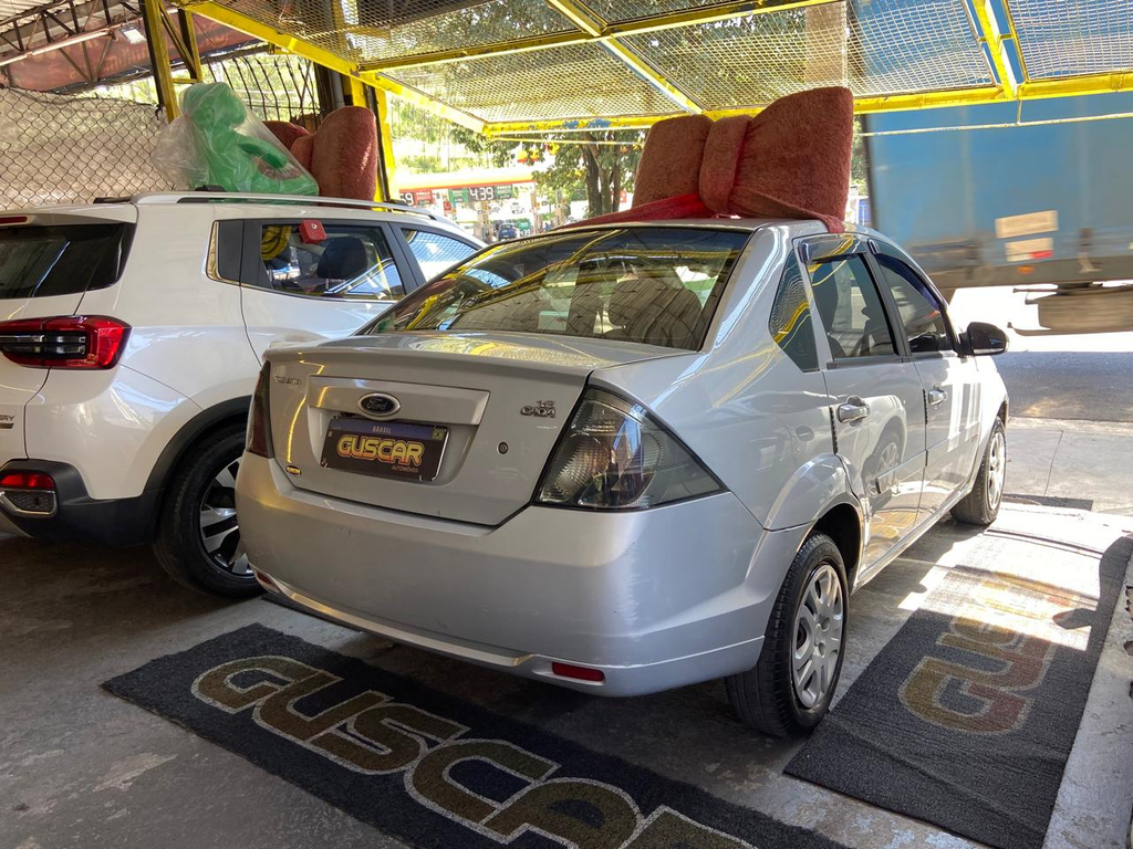 Ford Fiesta Sedan Prata