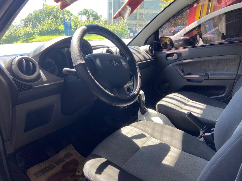 Ford Fiesta Sedan Prata