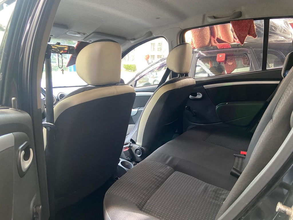 Renault Sandero Preto