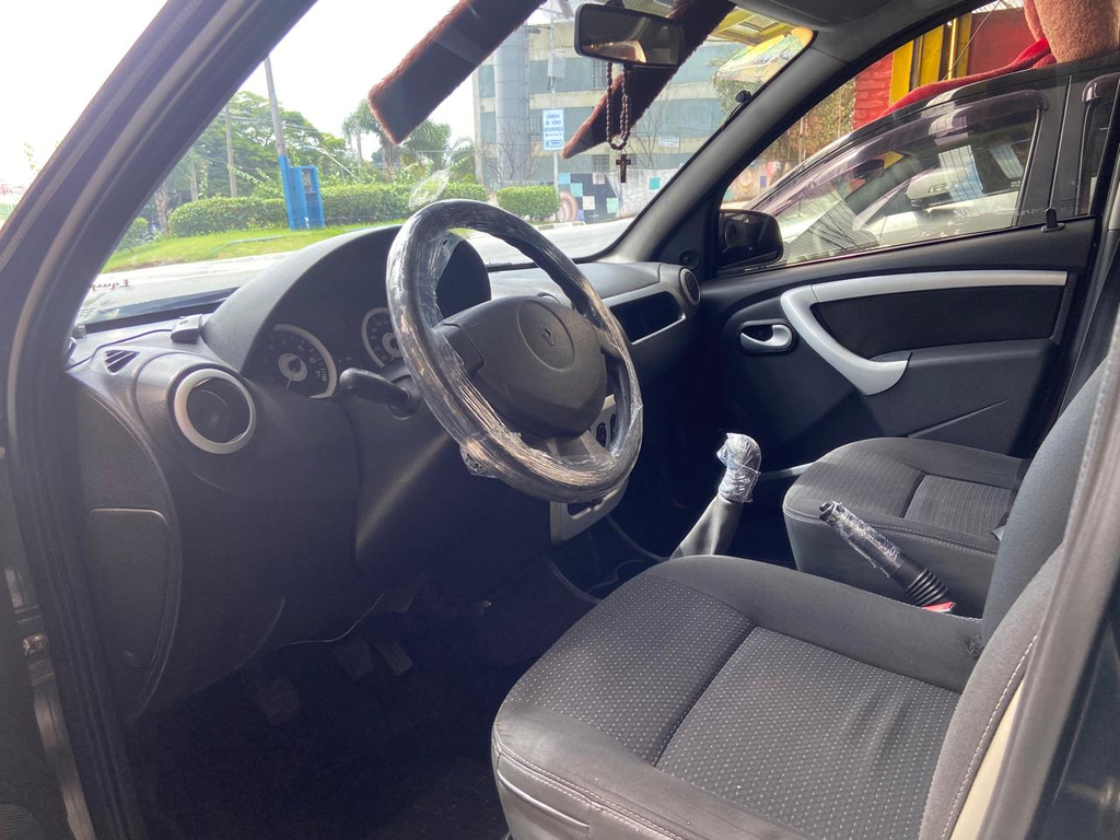 Renault Sandero Preto