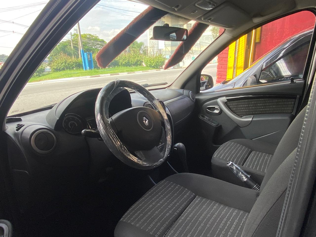 Renault Sandero Preto