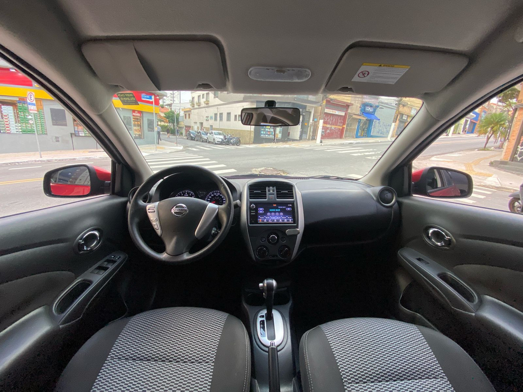 Nissan Versa Vermelho