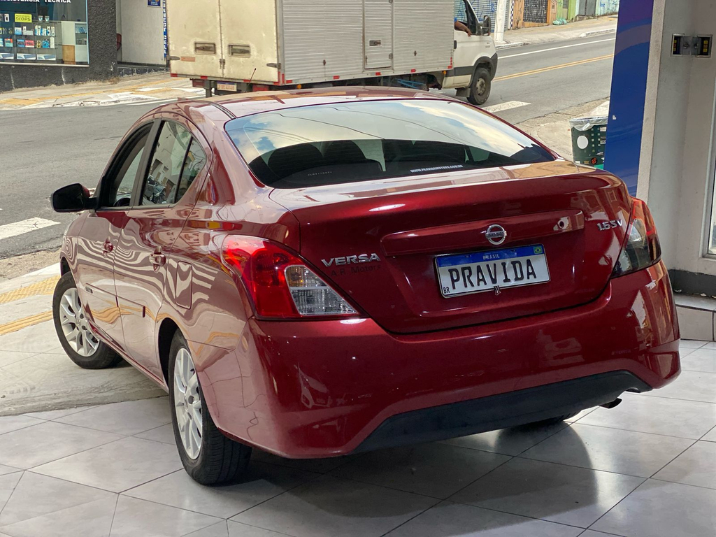 Nissan Versa Vermelho