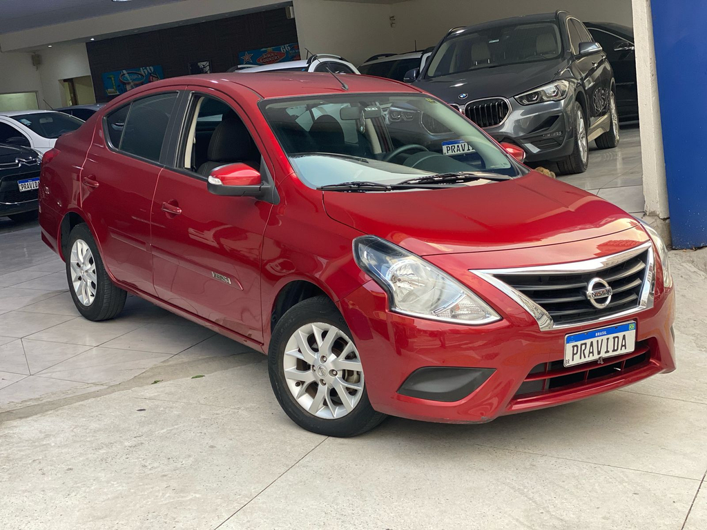 Nissan Versa Vermelho