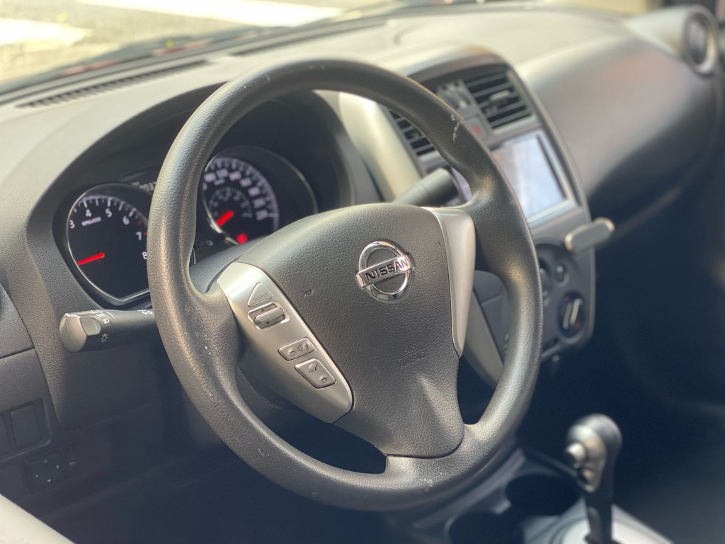 Nissan Versa Vermelho
