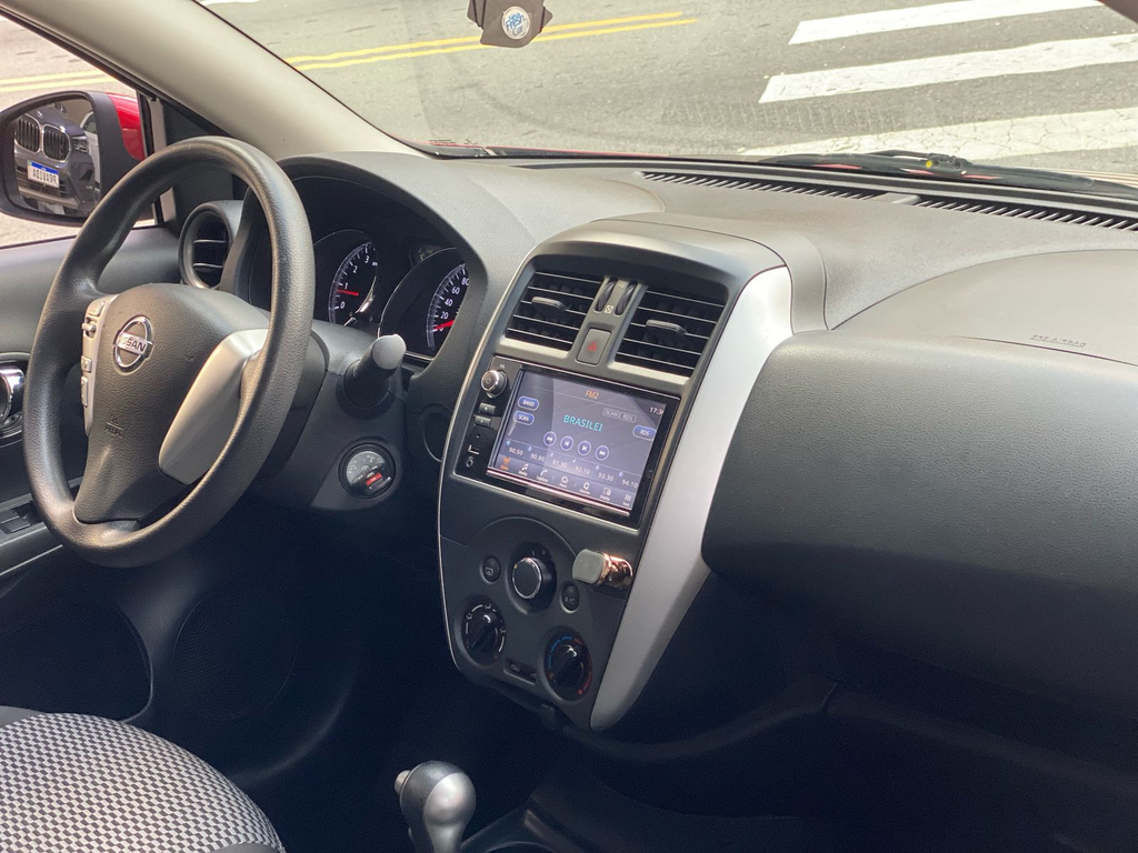 Nissan Versa Vermelho
