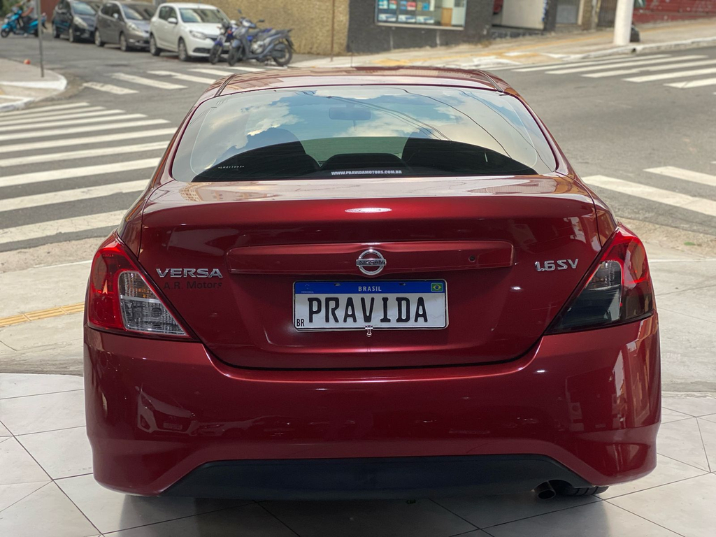 Nissan Versa Vermelho
