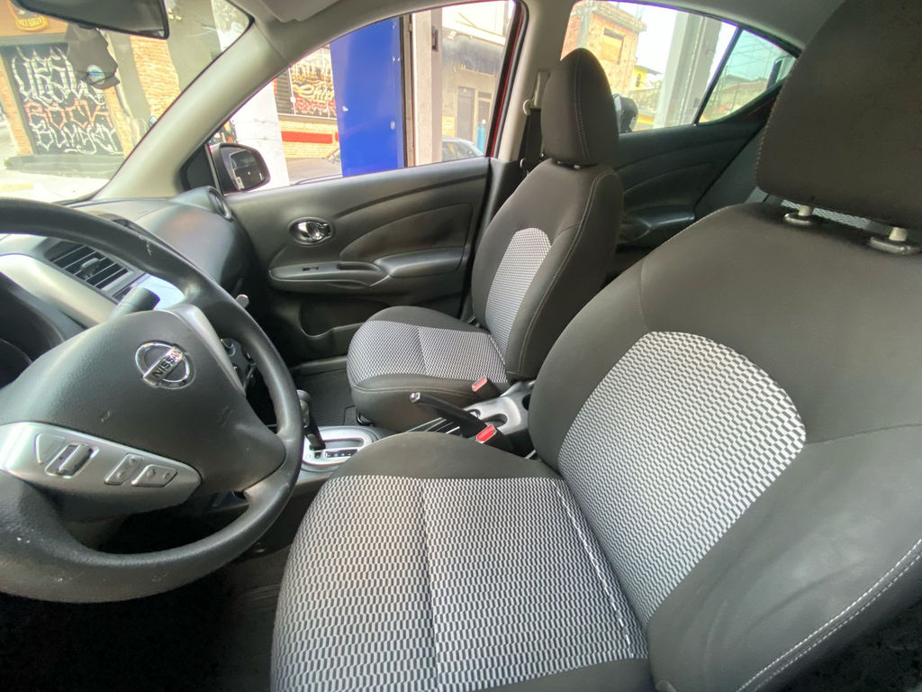 Nissan Versa Vermelho