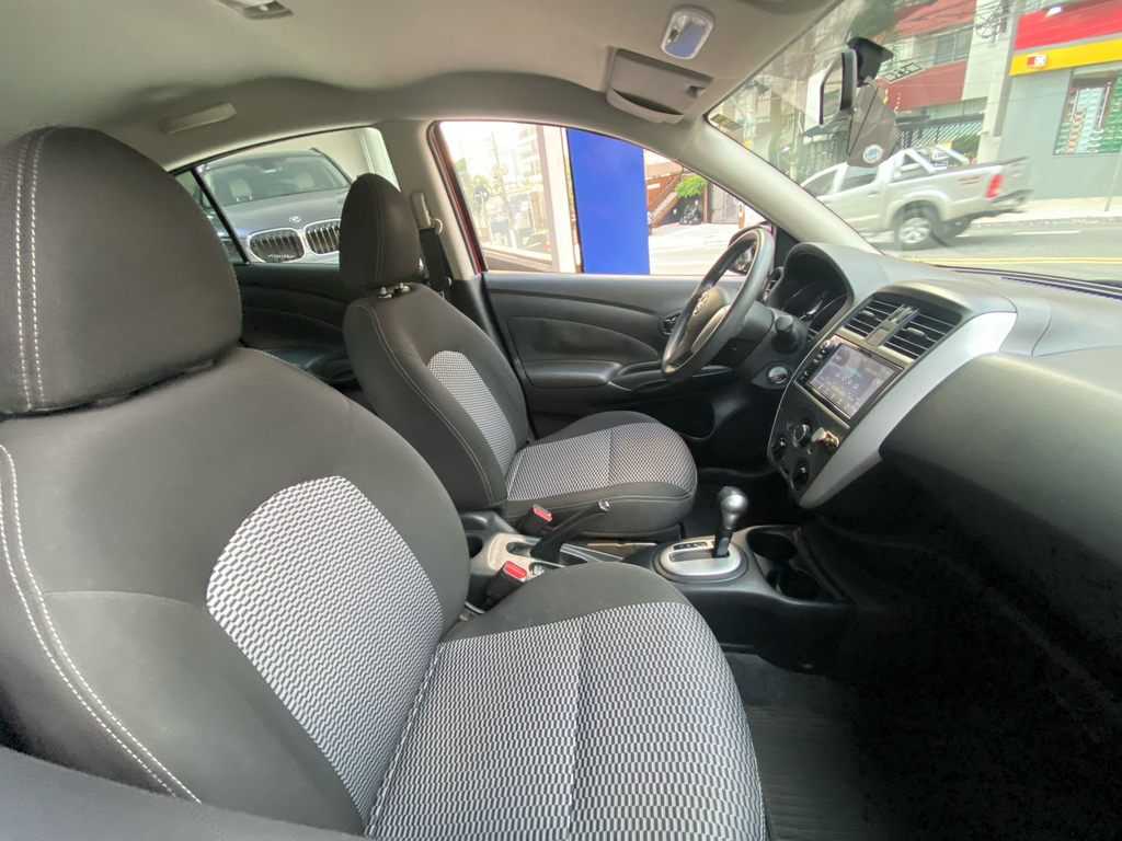 Nissan Versa Vermelho