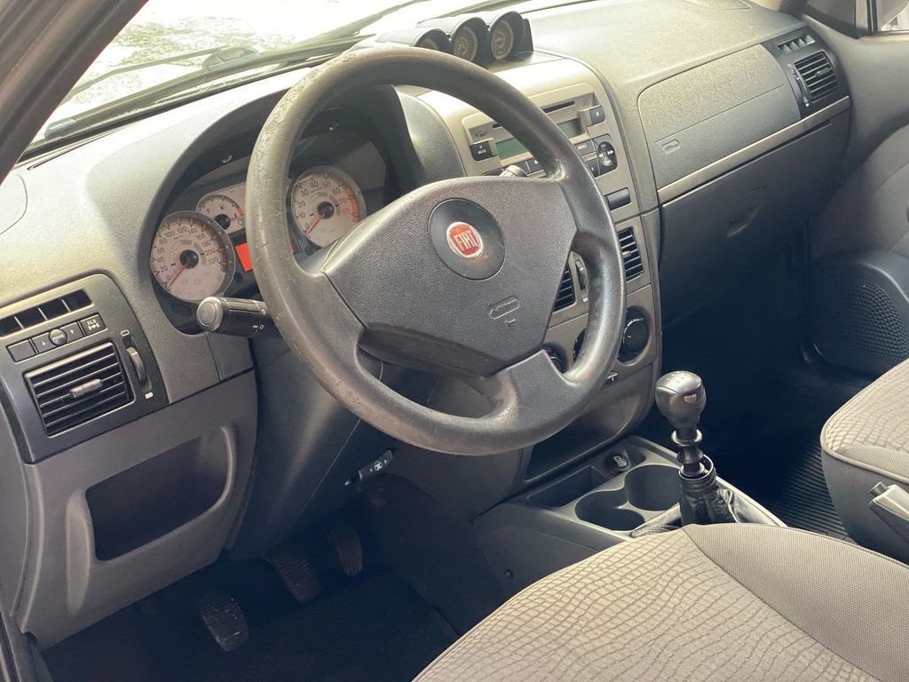 Fiat Strada Cinza