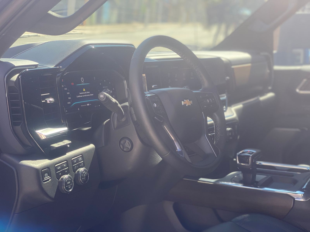Chevrolet Silverado Cinza