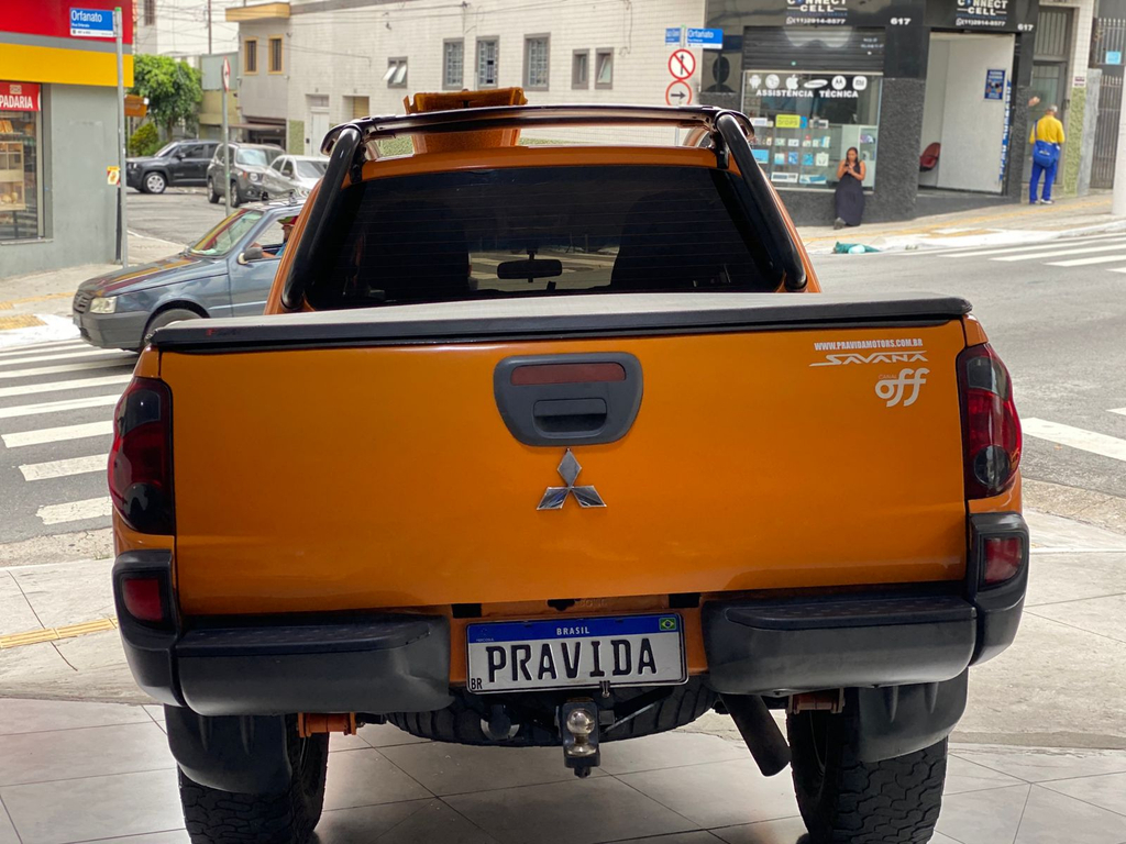 Mitsubishi L200 Triton Laranja