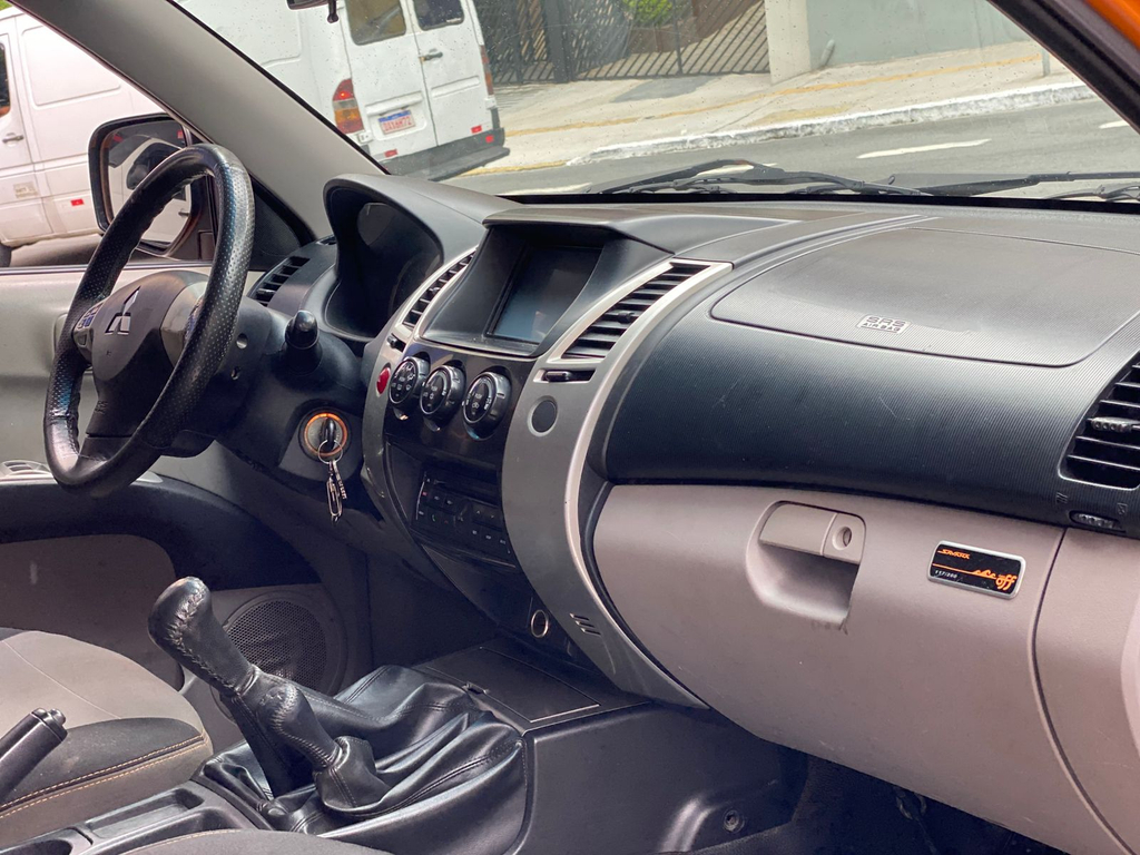 Mitsubishi L200 Triton Laranja