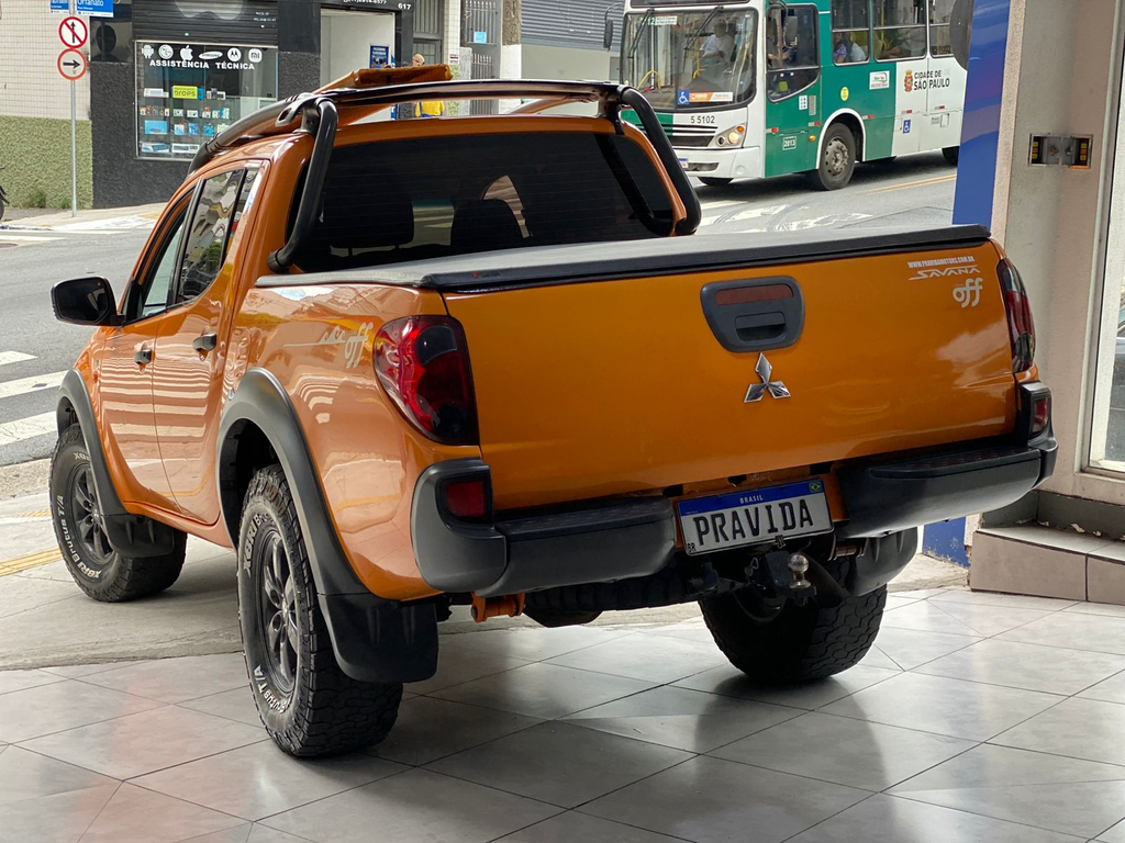 Mitsubishi L200 Triton Laranja